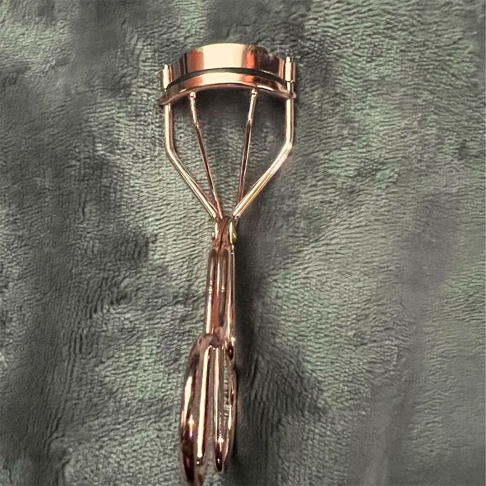Rose Gold Eyelash Curler Lightweight Ergonomic Design by Tweezerman